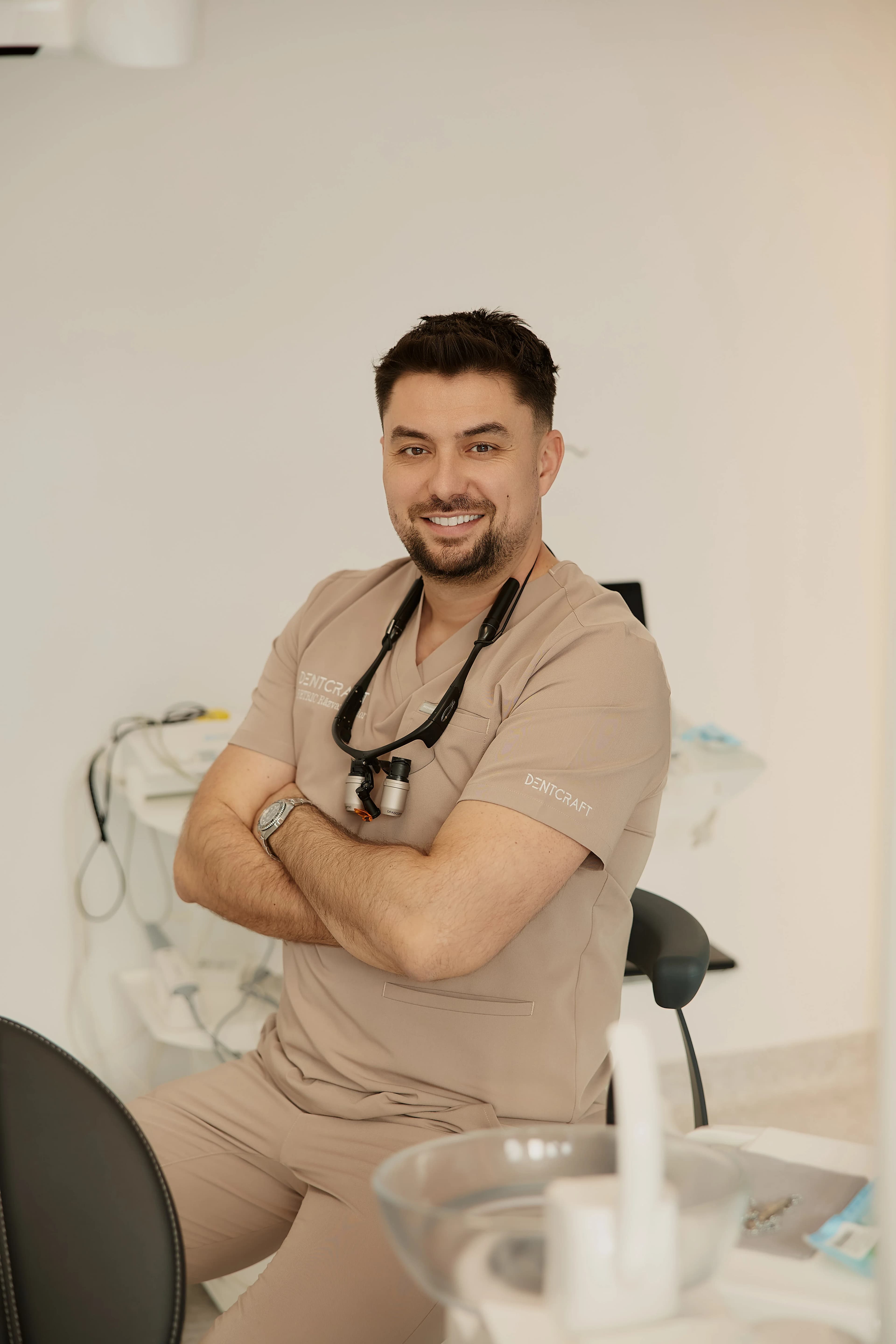 Dr. Petric Razvan in cabinetul DENTCRAFT Satu Mare - proceduri de estetica dentara